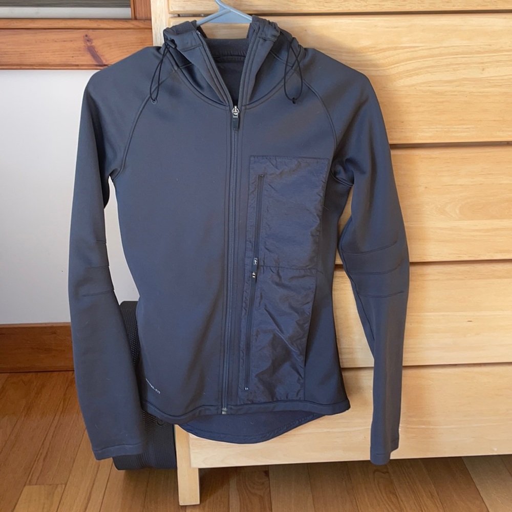 EUC Nike therma-fit hoodie.